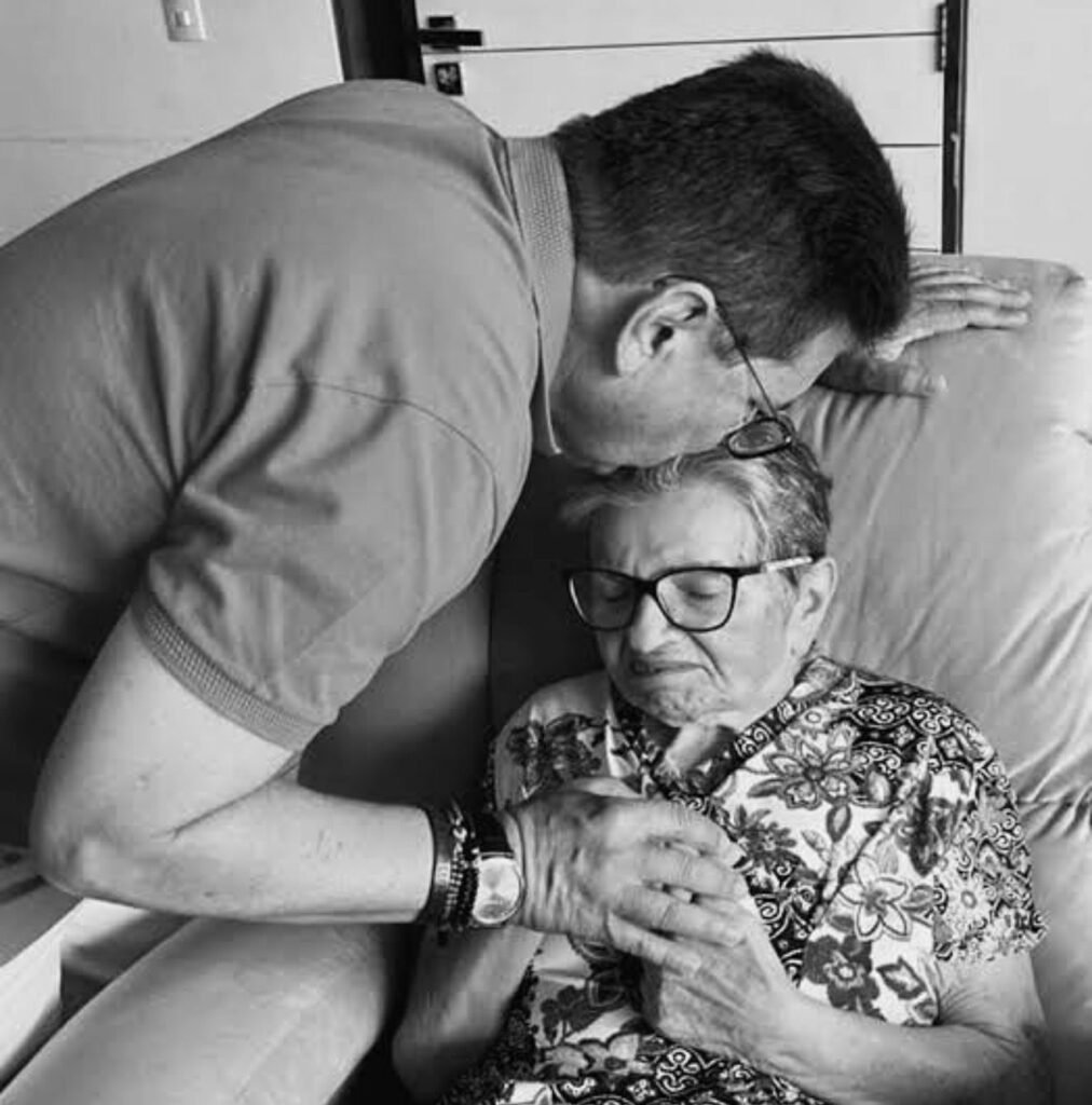 ALPB emite nota e voto de pesar pela morte de Dona Elizabete Pereira de Araújo, mãe do presidente Adria no Galdino ALPB emite nota e voto de pesar pela morte de Dona Elizabete Pereira de Araújo, mãe do presidente Adria no Galdino