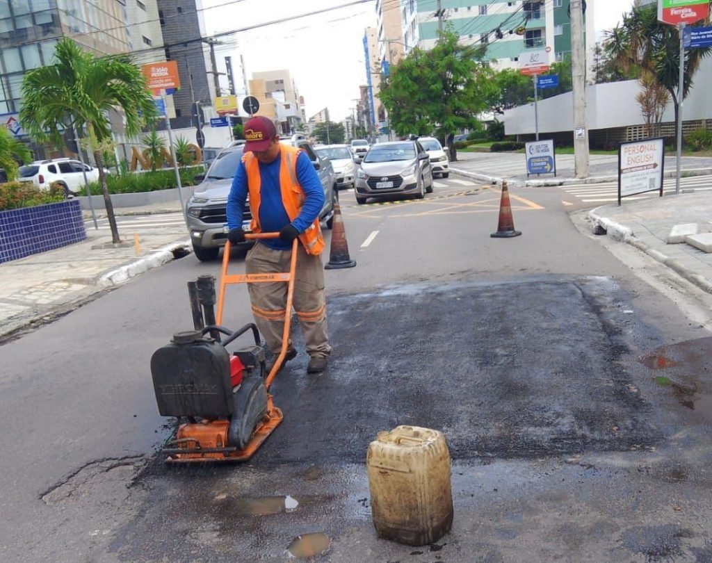 Dezenove bairros da Capital recebem serviços de manutenção na malha viária nesta quarta-feira