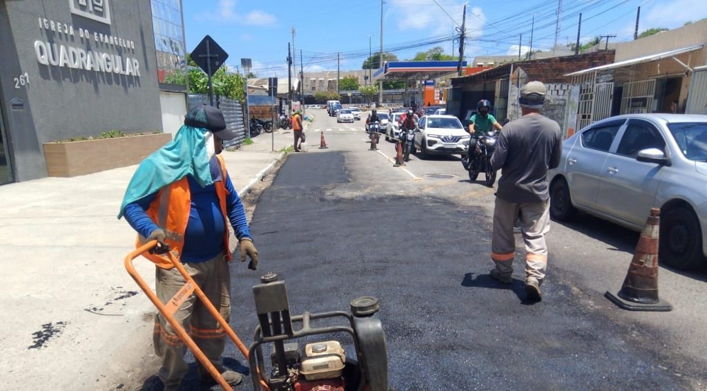 Mais de 20 bairros são contemplados com os serviços de manutenção da Seinfra