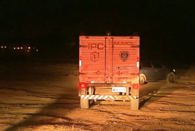 Mulher é morta com tiros de pistola e fuzil no Conde