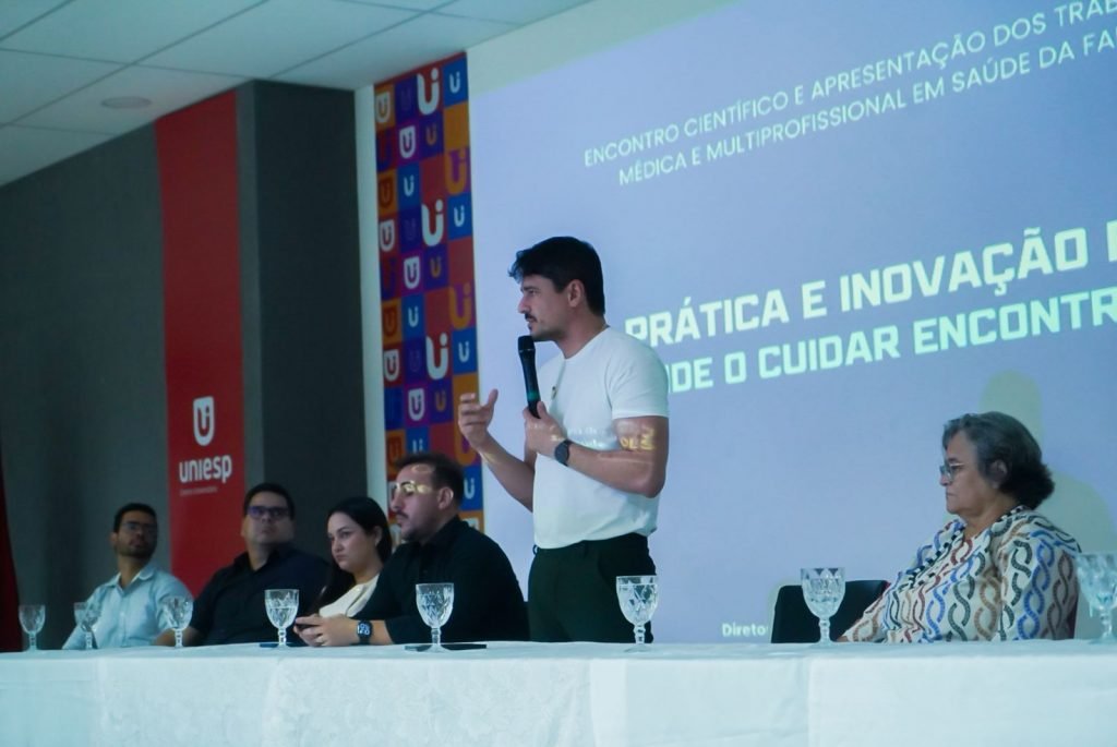 Secretaria de Saúde realiza formatura de novos especialistas e lança Cartilha da Rede Escola Secretaria de Saúde realiza formatura de novos especialistas e lança Cartilha da Rede Escola
