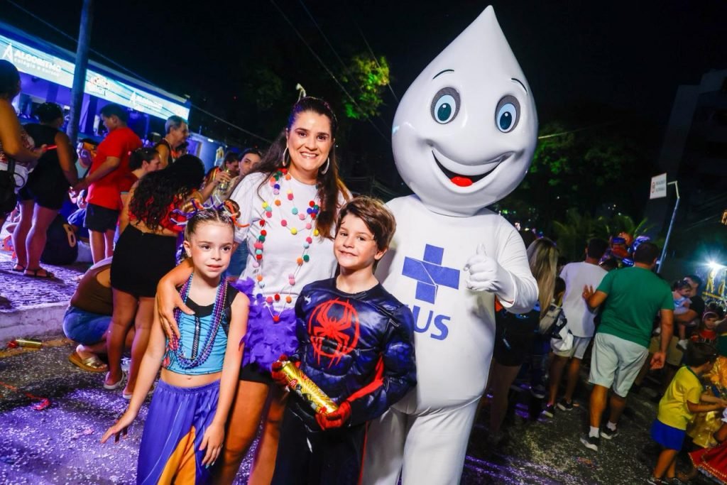 Zé Gotinha participa do Muriçoquinhas do Miramar levando alegria e mensagem sobre vacinação aos foliões