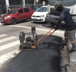 Equipes da Seinfra realizam serviços de tapa-buraco em mais de 30 bairros nesta quarta-feira
