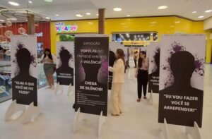 Exposição aberta pela Prefeitura de João Pessoa em shopping convoca população a refletir sobre a violência contra a mulher