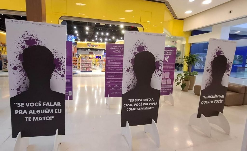 Exposição ‘Por Elas: no Enfrentamento à Violência’ chega ao Mangabeira Shopping com foco na conscientização sobre violência psicológica