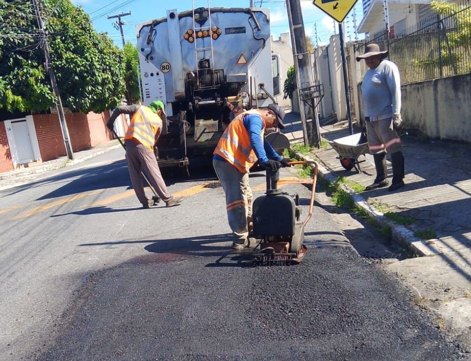 Mais de 30 bairros recebem a operação tapa-buraco nesta quarta-feira