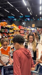 Procon-JP leva alunos de escola municipal para aula prática sobre economia financeira