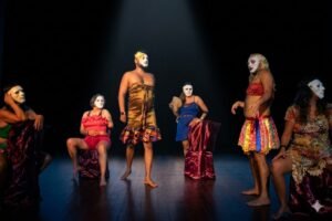 Atores formados na Estação Cabo Branco encenam a peça ‘Quizales’ neste fim de semana