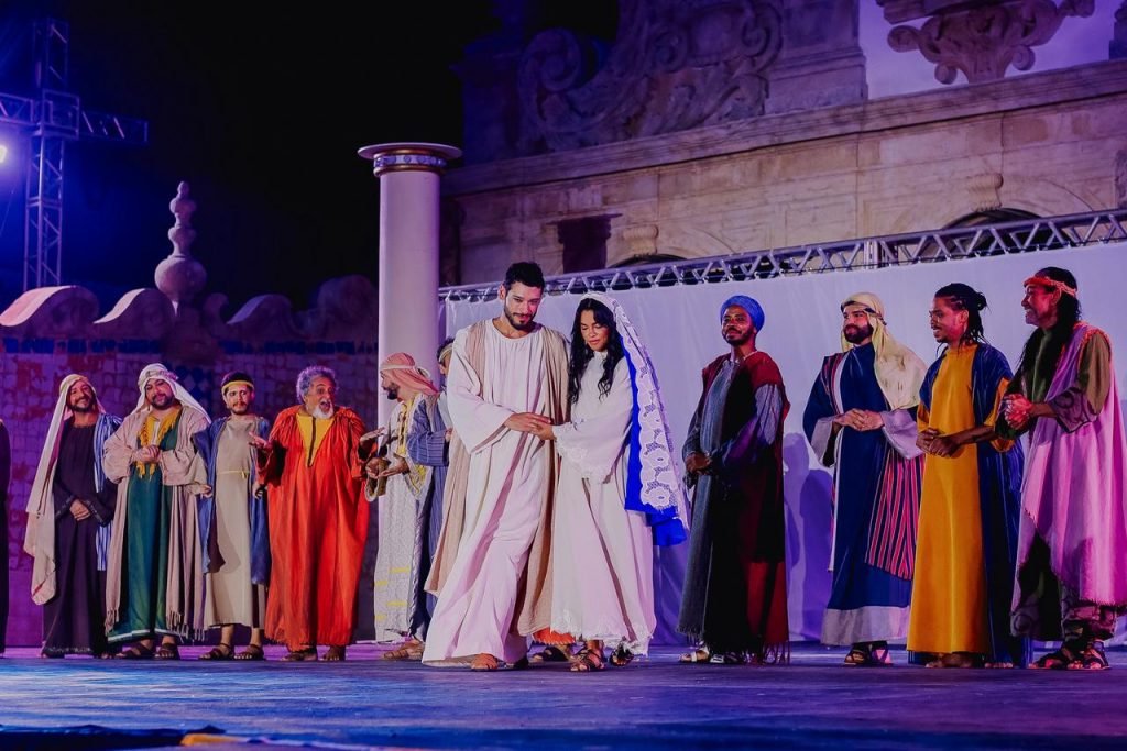 Elenco se emociona ao encenar o espetáculo ‘Paixão de Cristo – Ele vive’ no Centro Histórico de João Pessoa