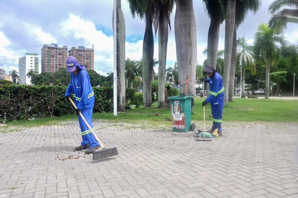Emlur intensifica serviços de limpeza urbana em diversos bairros de João Pessoa nesta quinta-feira