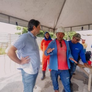 Leo Bezerra inspeciona obra de reconstrução de rede de drenagem na ladeira do Timbó e reforça mudanças no trânsito