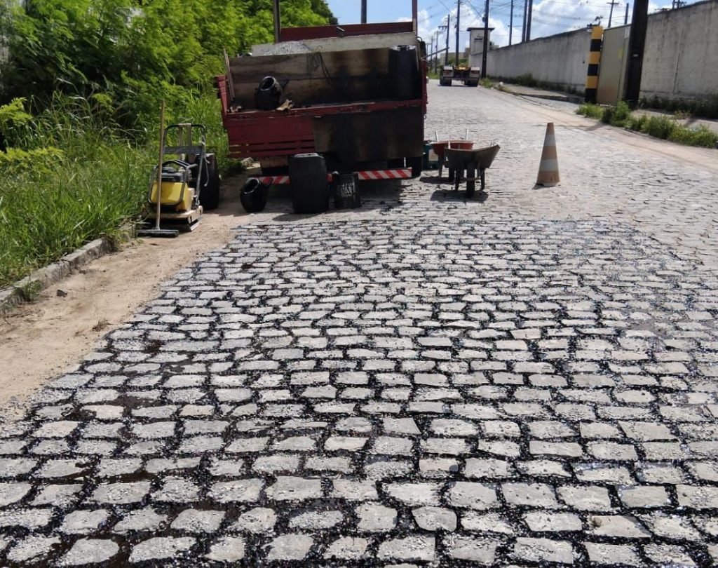 Seinfra finaliza a semana com serviços de tapa buraco em 35 bairros de João Pessoa