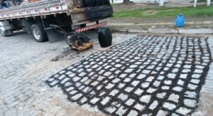 Equipes da Seinfra realizam serviços de tapa-buraco em 30 bairros de João Pessoa nesta terça-feira