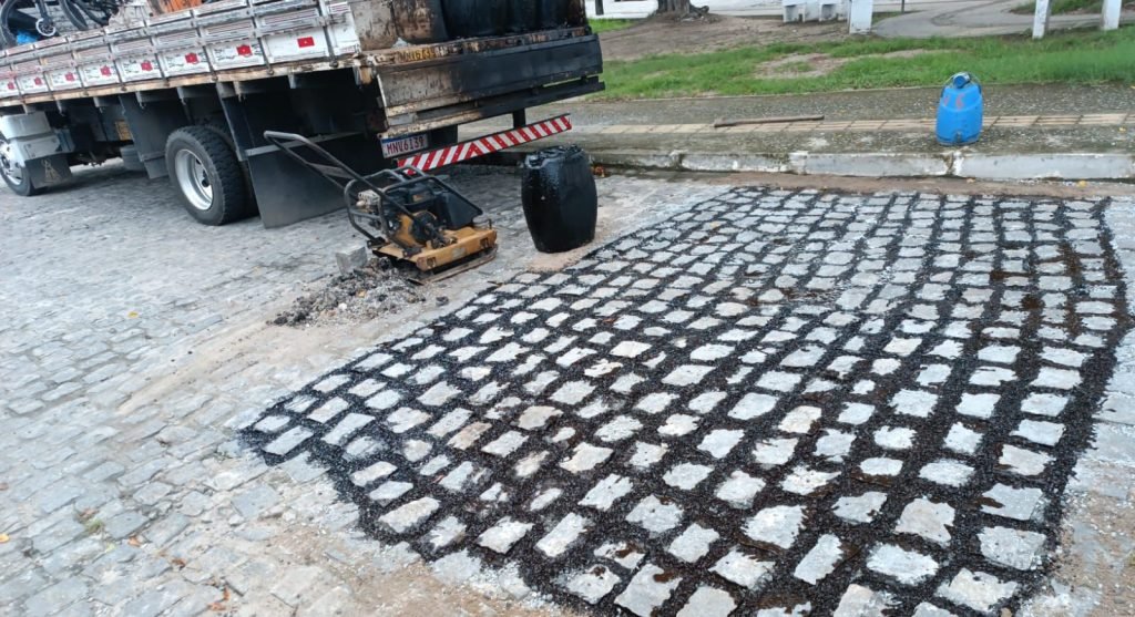 Equipes da Seinfra realizam serviços de tapa-buraco em 30 bairros de João Pessoa nesta terça-feira