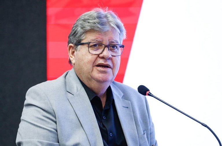 João Azevêdo promete apoio à reeleição de Léo em 2028 caso receba voto para o Senado