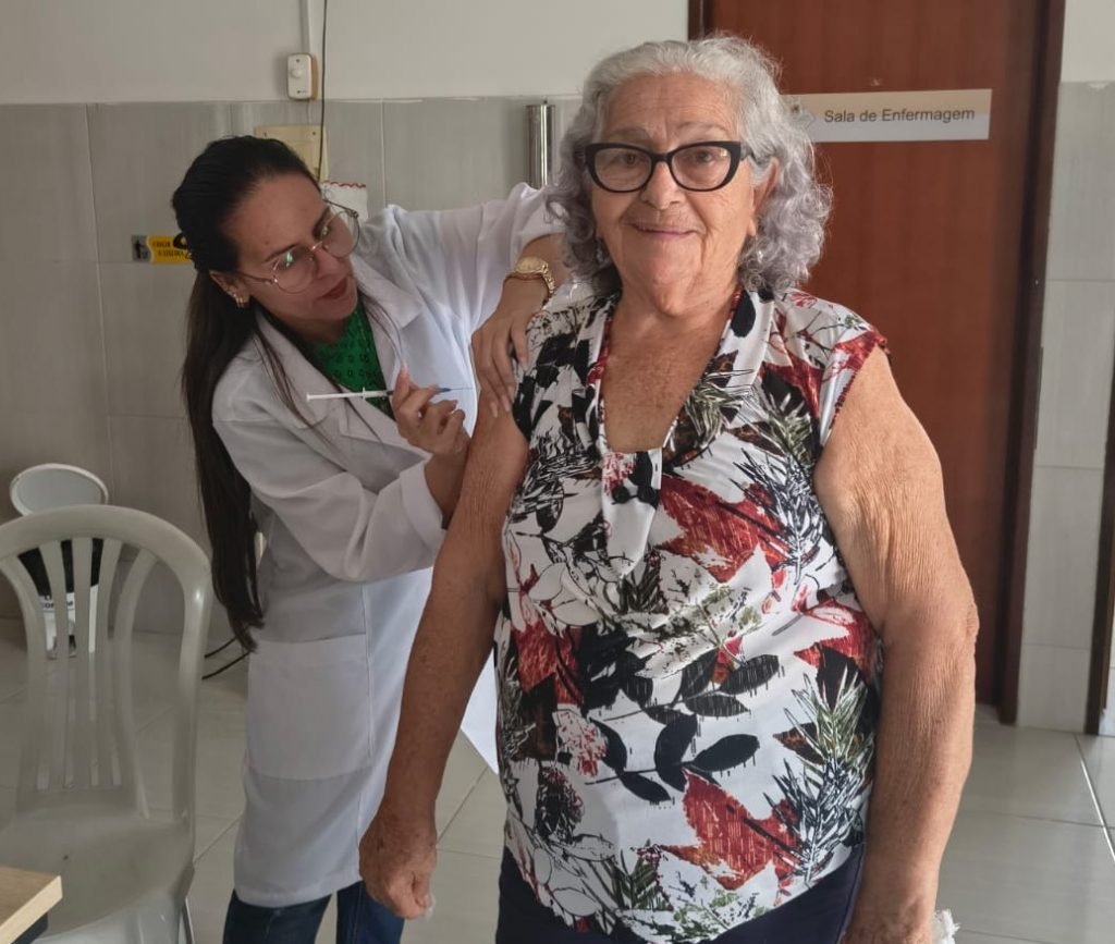 Prefeitura orienta que idosos devem redobrar atenção e não cair em fake news sobre imunização