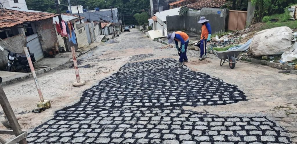 Seinfra inicia a semana com Operação Tapa-Buraco em 31 bairros da Capital