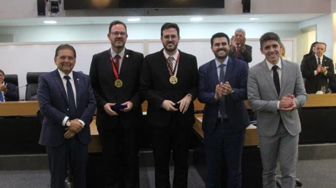 ALPB concede medalha de mérito jurídico aos advogados André Gustavo e Alberto
Jorge ALPB concede medalha de mérito jurídico aos advogados André Gustavo e Alberto
Jorge