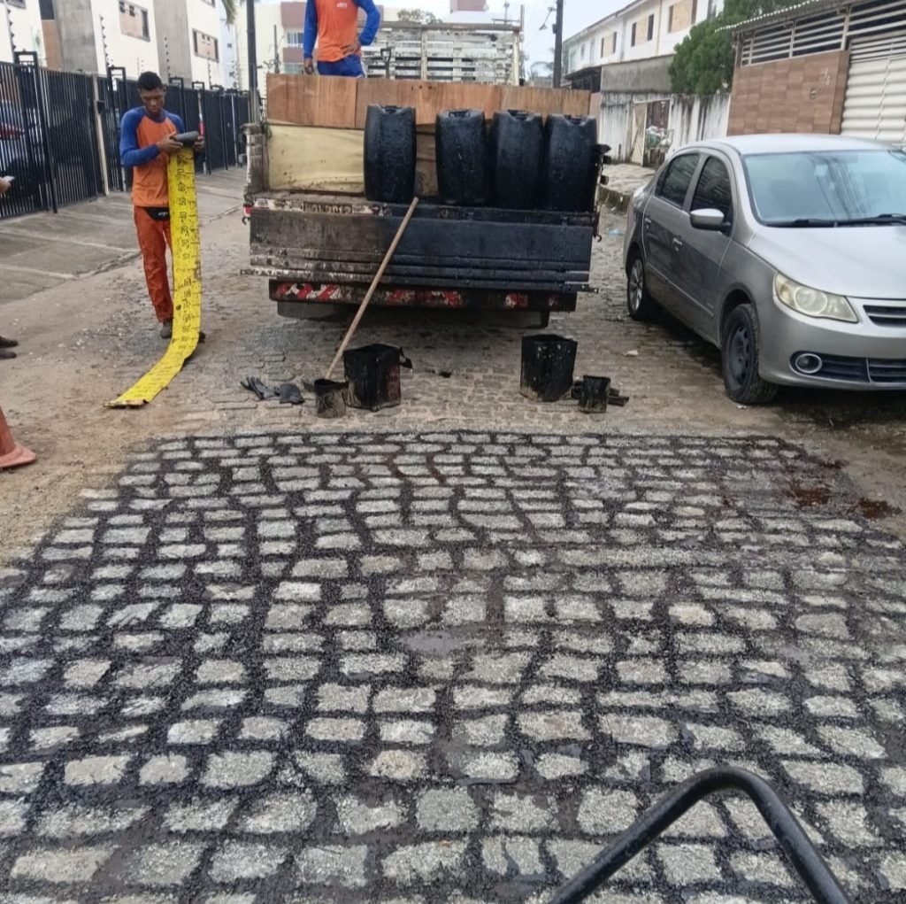 Operação tapa-buraco da Seinfra atende 32 bairros de João Pessoa na véspera de São João