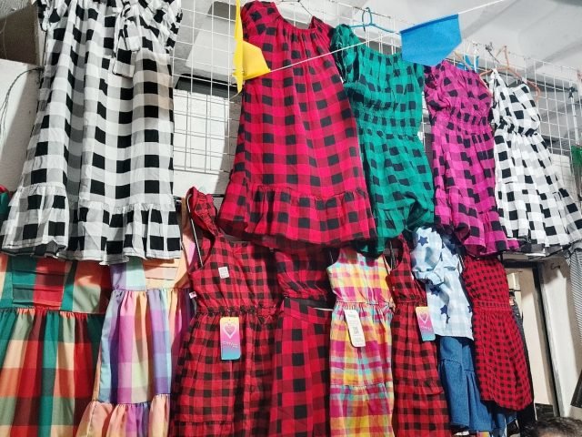 Shoppings populares já estão no clima junino com a venda de roupas, acessórios e itens típicos da época