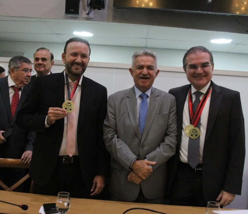 ALPB homenageia advogados Solon Benevides e Allisson Vitalino com medalhas
Epitácio Pessoa e Tarcísio de Miranda Burity