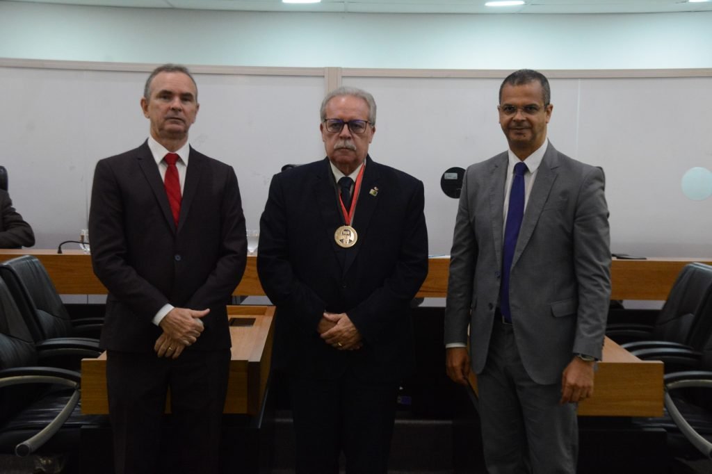 ALPB homenageia advogado Bismarck Martins de Oliveira com medalha de Mérito
Jurídico