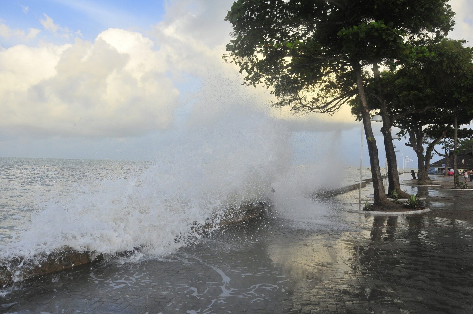 Marinha alerta banhistas para ondas de até 3,5 metros, no Litoral da Paraíba Marinha alerta banhistas para ondas de até 3,5 metros, no Litoral da Paraíba