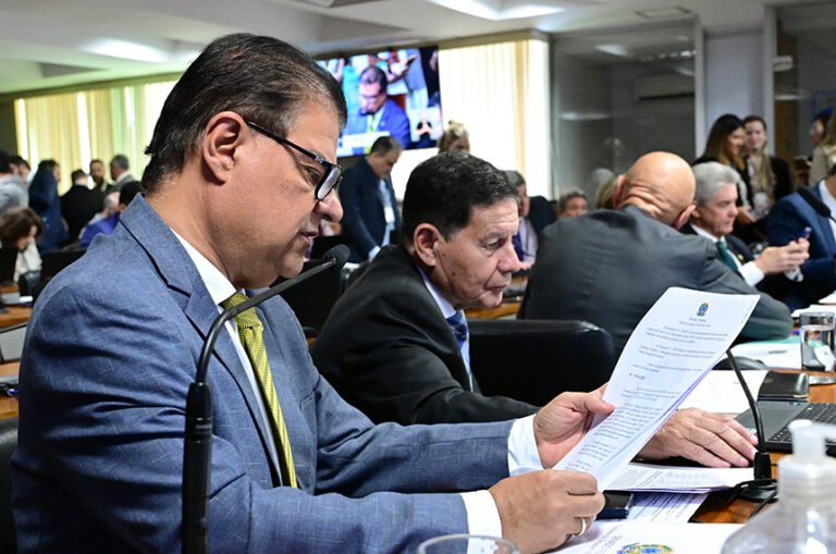 CAE aprova transição de três anos para novo piso de médicos e dentistas