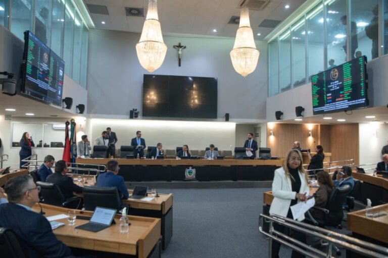 ALPB mantém projeto que prevê ponto facultativo para servidores no dia do
aniversário