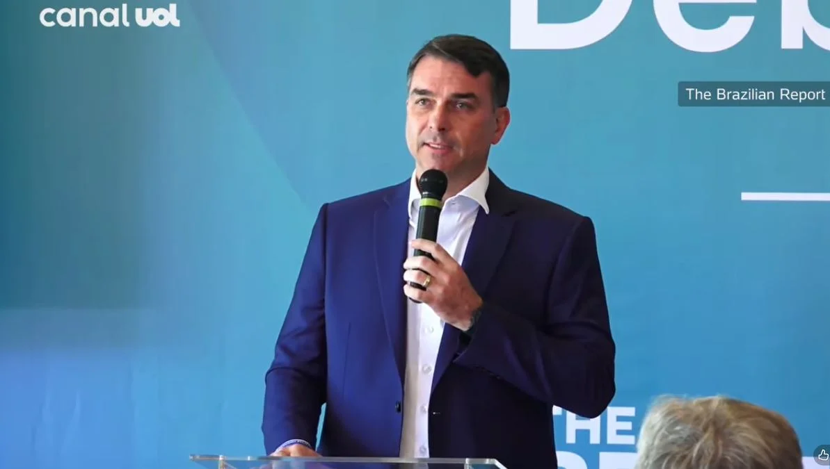 Flávio Bolsonaro critica aumento de etanol na gasolina e destaca necessidade de debate