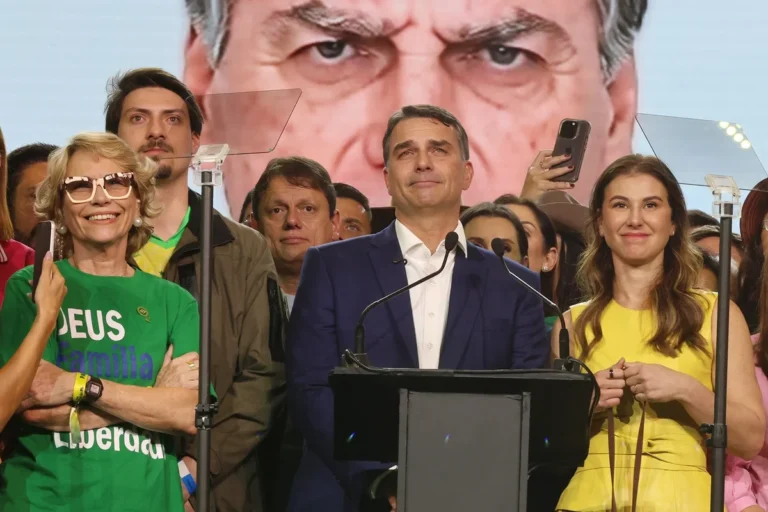Detalhes da campanha de Flávio Bolsonaro revelam redução de cenas e mudanças de marketing