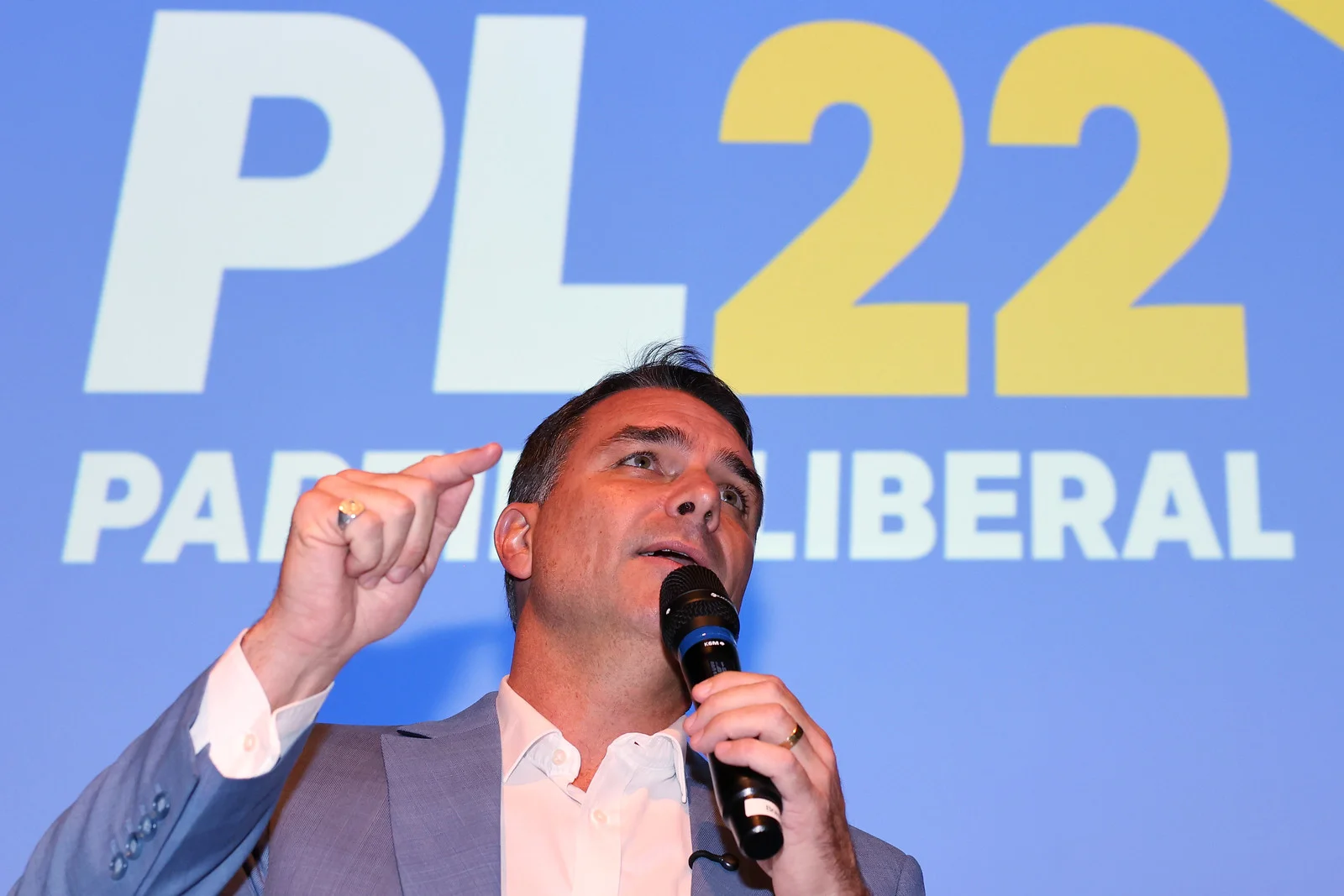 Flávio Bolsonaro detalha plano fiscal e solicita apoio de eleitores de Caiado, Zema e Renan