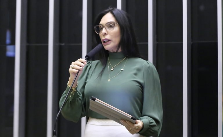 Projeto eleva para R$ 250 mil o teto de isenção de IPI na compra de carros por
pessoas com deficiência Projeto eleva para R$ 250 mil o teto de isenção de IPI na compra de carros por
pessoas com deficiência