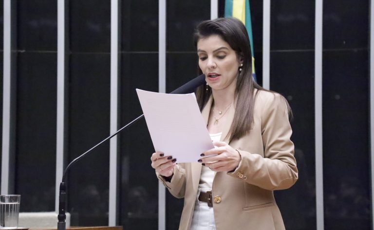 Deputados analisam projeto que cria subsídios para combustíveis; acompanhe