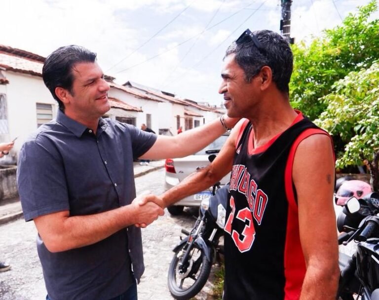 Leo Bezerra visita beneficiado do ‘Compra Assistida’, que já retirou mais de 220 pessoas de áreas de risco
