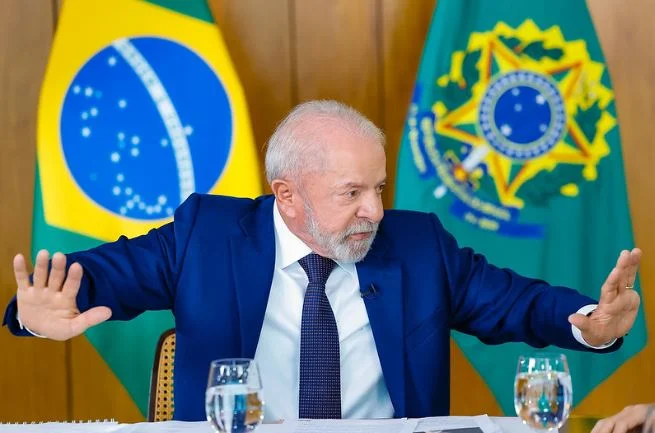 Equipe de Flávio Bolsonaro avalia risco de participar do debate da Globo sem Lula