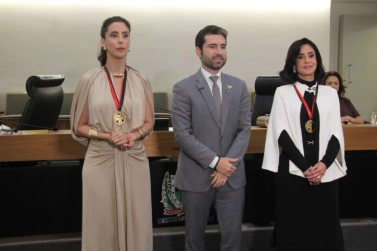 ALPB oncede Medalha de Mérito Jurídico às advogadas Karina Vilar Maia e Ludmila
Vilar Maia