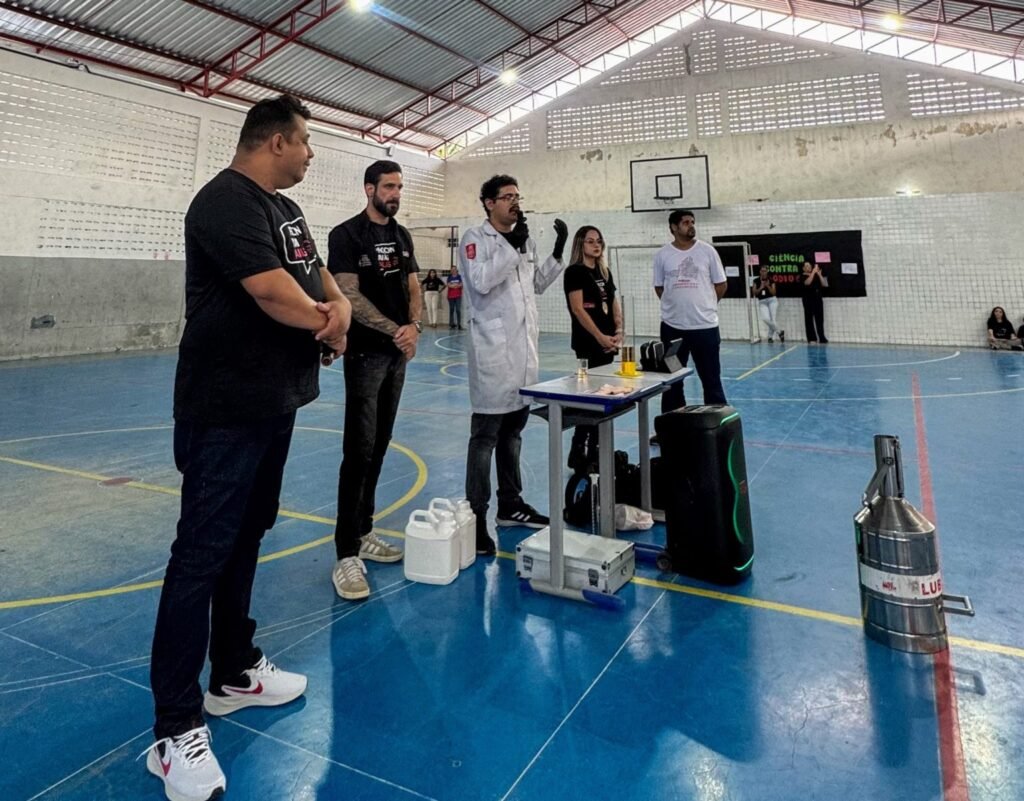 Alunos participantes do ‘Procon-JP vai às aulas’ recebem aula prática sobre testagem dos combustíveis