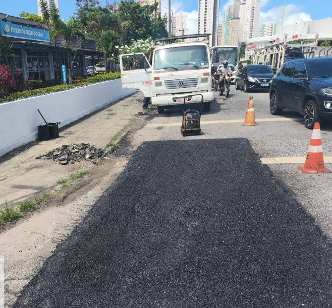 Equipes da Seinfra realizam serviços de tapa-buraco em 44 bairros nesta quarta-feira