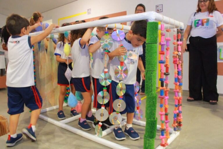 Exposição reúne obras e criatividade de alunos da Rede Municipal de Ensino na Estação Cabo Branco