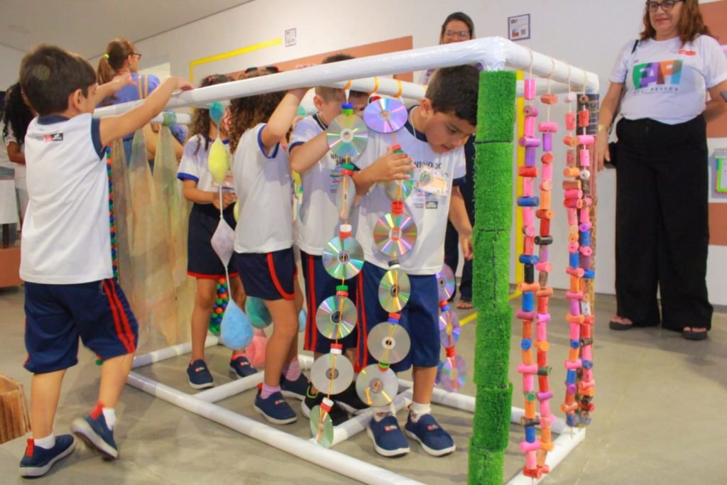 Exposição reúne obras e criatividade de alunos da Rede Municipal de Ensino na Estação Cabo Branco Exposição reúne obras e criatividade de alunos da Rede Municipal de Ensino na Estação Cabo Branco