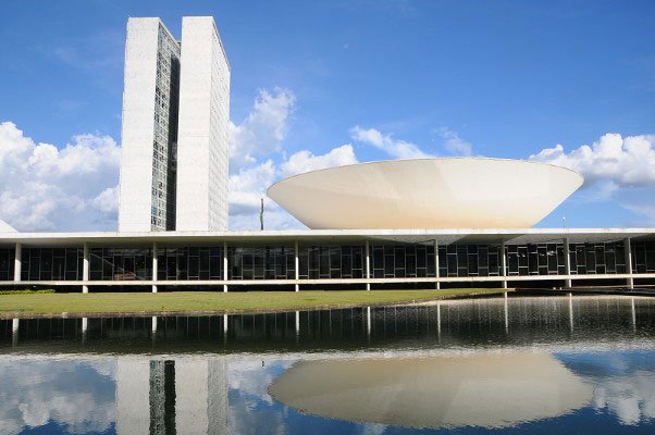 Comissão aprova direito de mulheres e idosos desembarcarem fora da parada de ônibus à noite