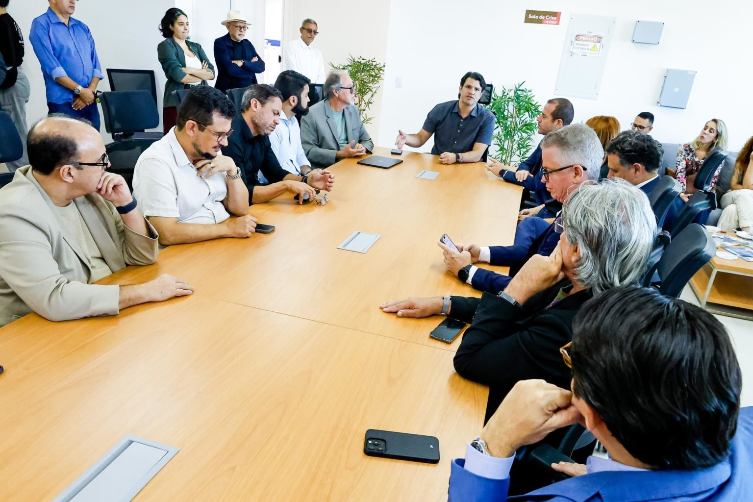 Leo Bezerra apresenta parceria com Anatel para implantação de alertas de emergência na TV