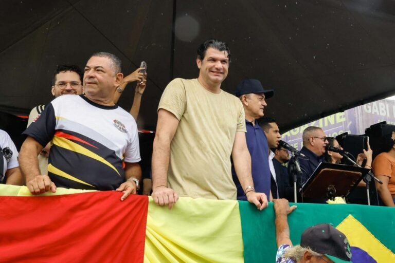 Leo Bezerra destaca organização da Prefeitura e participação popular durante abertura do desfile cívico em Mangabeira