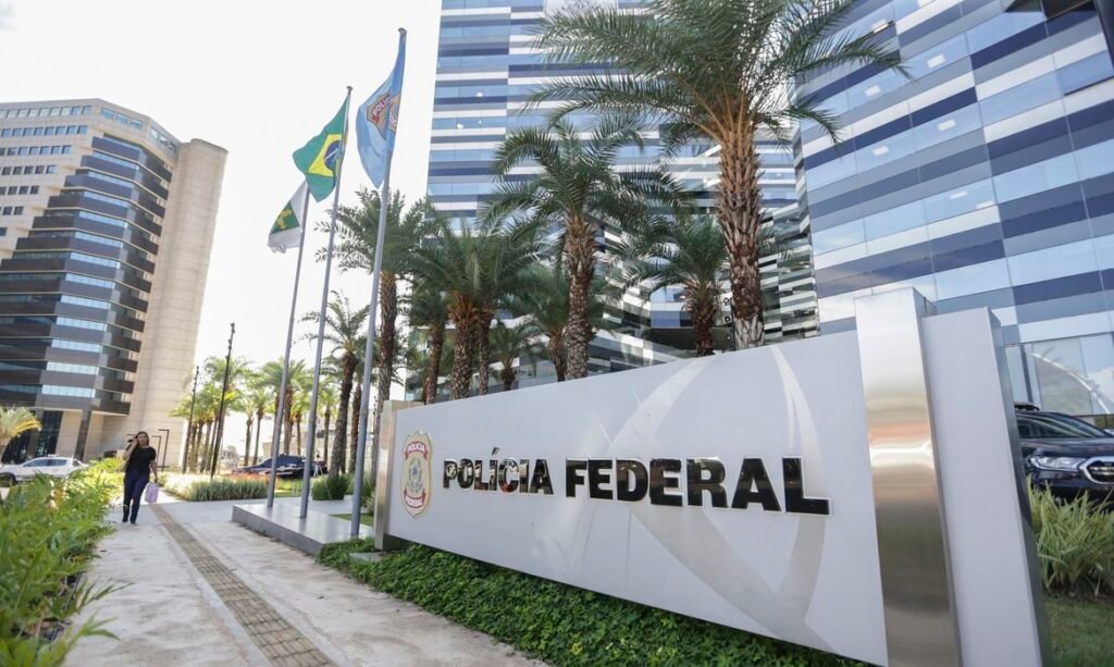Advogado denuncia foco indevido da Polícia Federal em busca por Flávio Bolsonaro Advogado denuncia foco indevido da Polícia Federal em busca por Flávio Bolsonaro