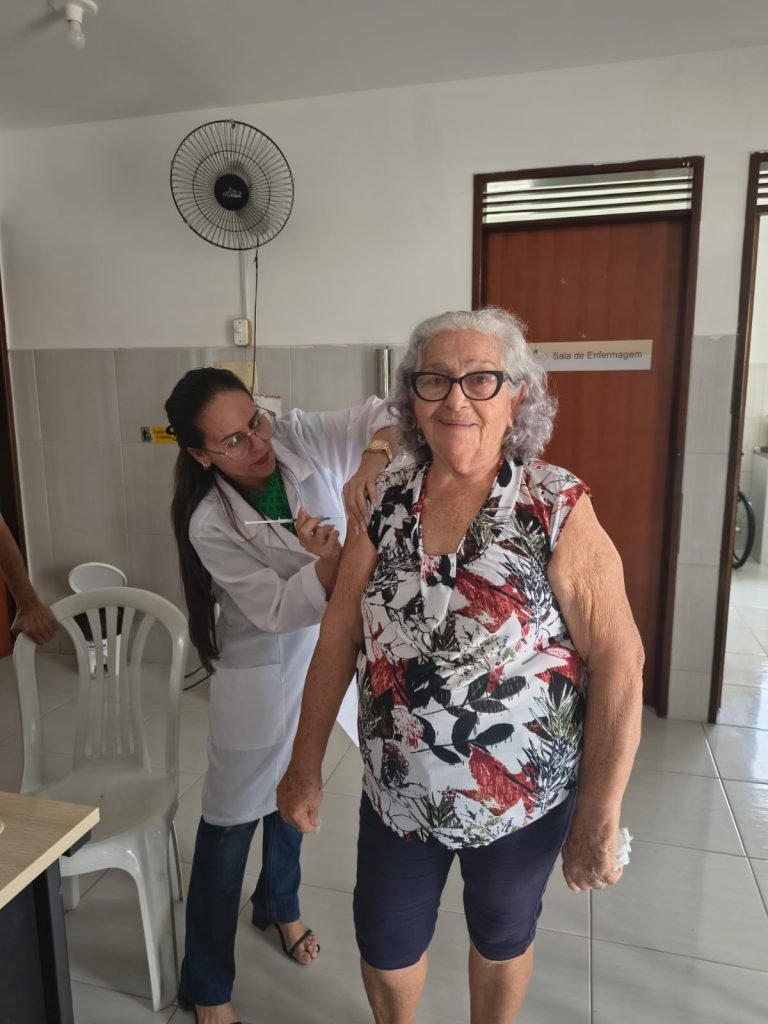 Prefeitura inicia vacinação com Pneumo 20 para idosos a partir de 85 anos e reforça atendimento aos acamados