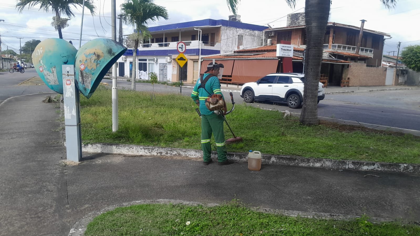 Praças nos bairros de Jaguaribe e Colinas do Sul recebem serviços de zeladoria durante a semana