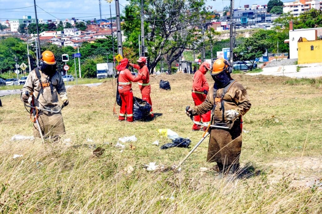 Agentes da Emlur-JP realizam serviços na Avenida Hilton Souto Maior e outros locais da cidade