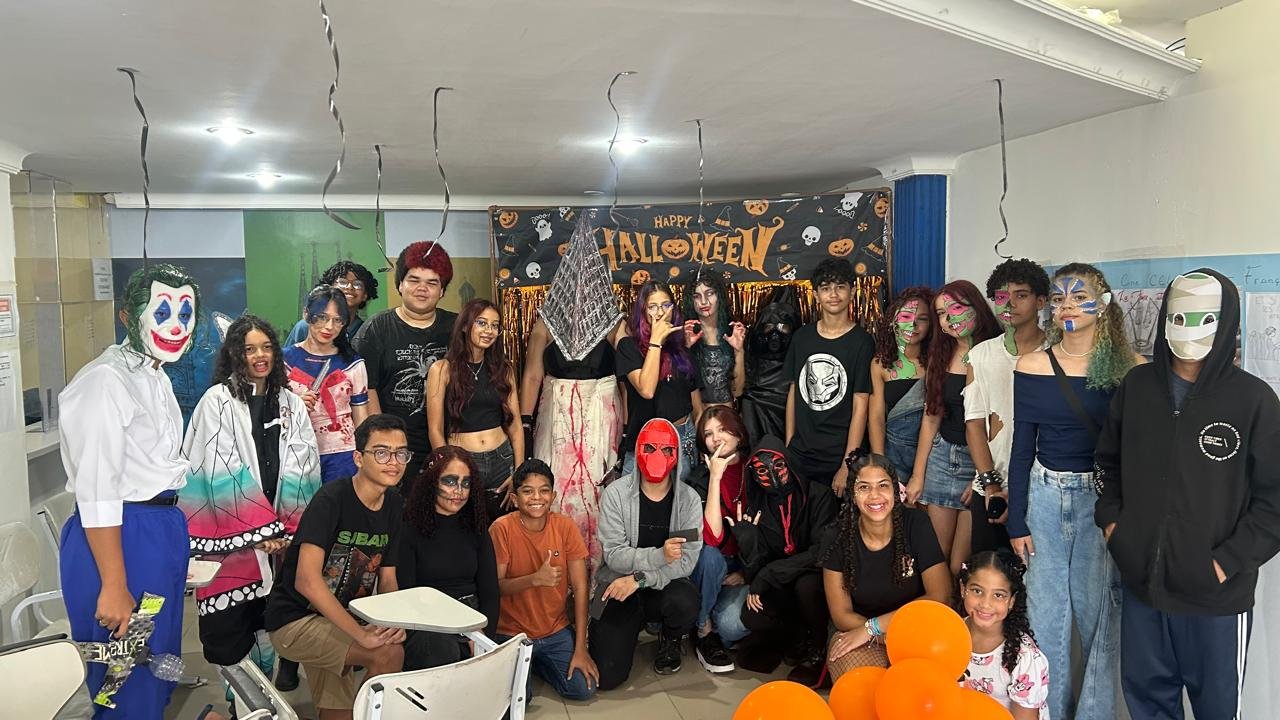 Alunos do Centro Municipal de Línguas Estrangeirasparticipam de atividades inspiradas no Halloween