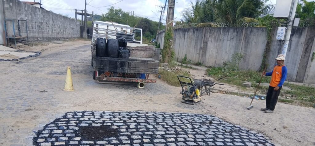 Equipes da Seinfra realizam serviços de tapa-buraco em mais de 40 bairros de João Pessoa
